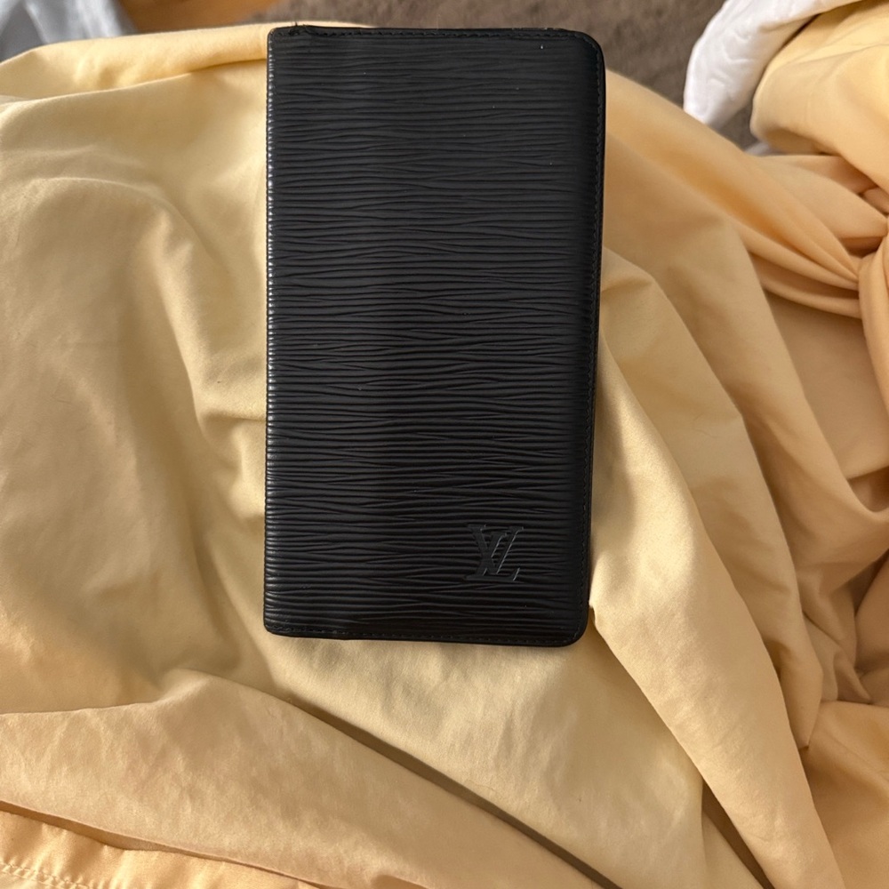 Louis Vuitton Textured Black Wallet - Picture 5 of 13
